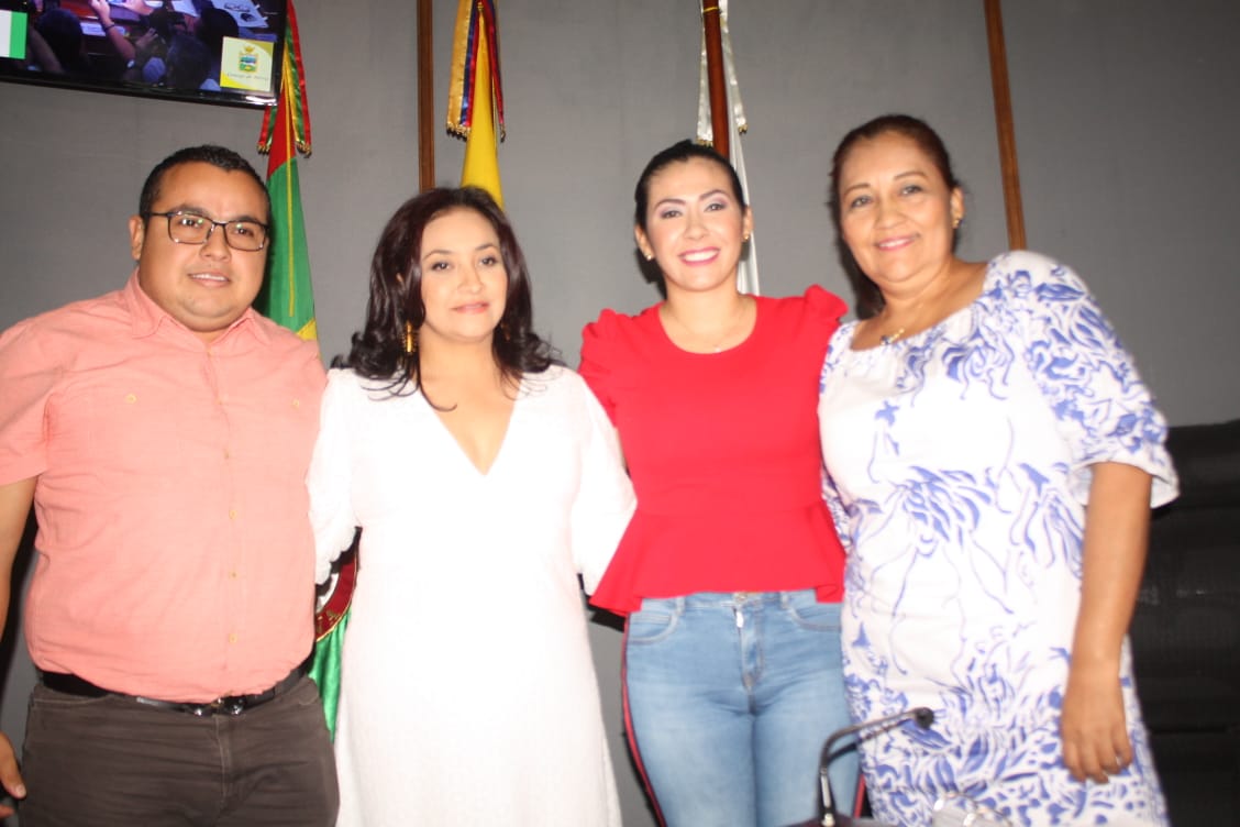 El Concejal Édison Amín Losada, la nueva Contralora, la presidenta del Concejo, Victoria Castro y la Concejal Margoth Useche. El Concejal Édison Amín Losada, la nueva Contralora, la presidenta del Concejo, Victoria Castro y la Concejal Margoth Useche.